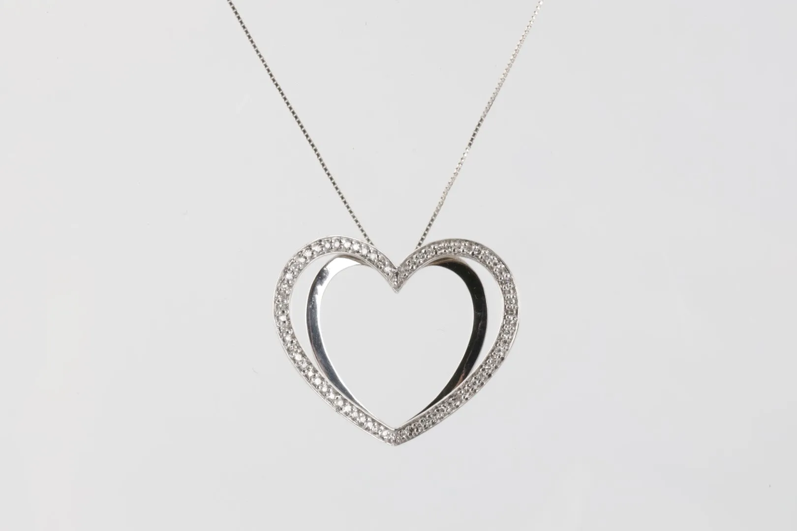 18'' 14k White Gold 0.34ctw Diamond Heart Necklace (3.80g.)