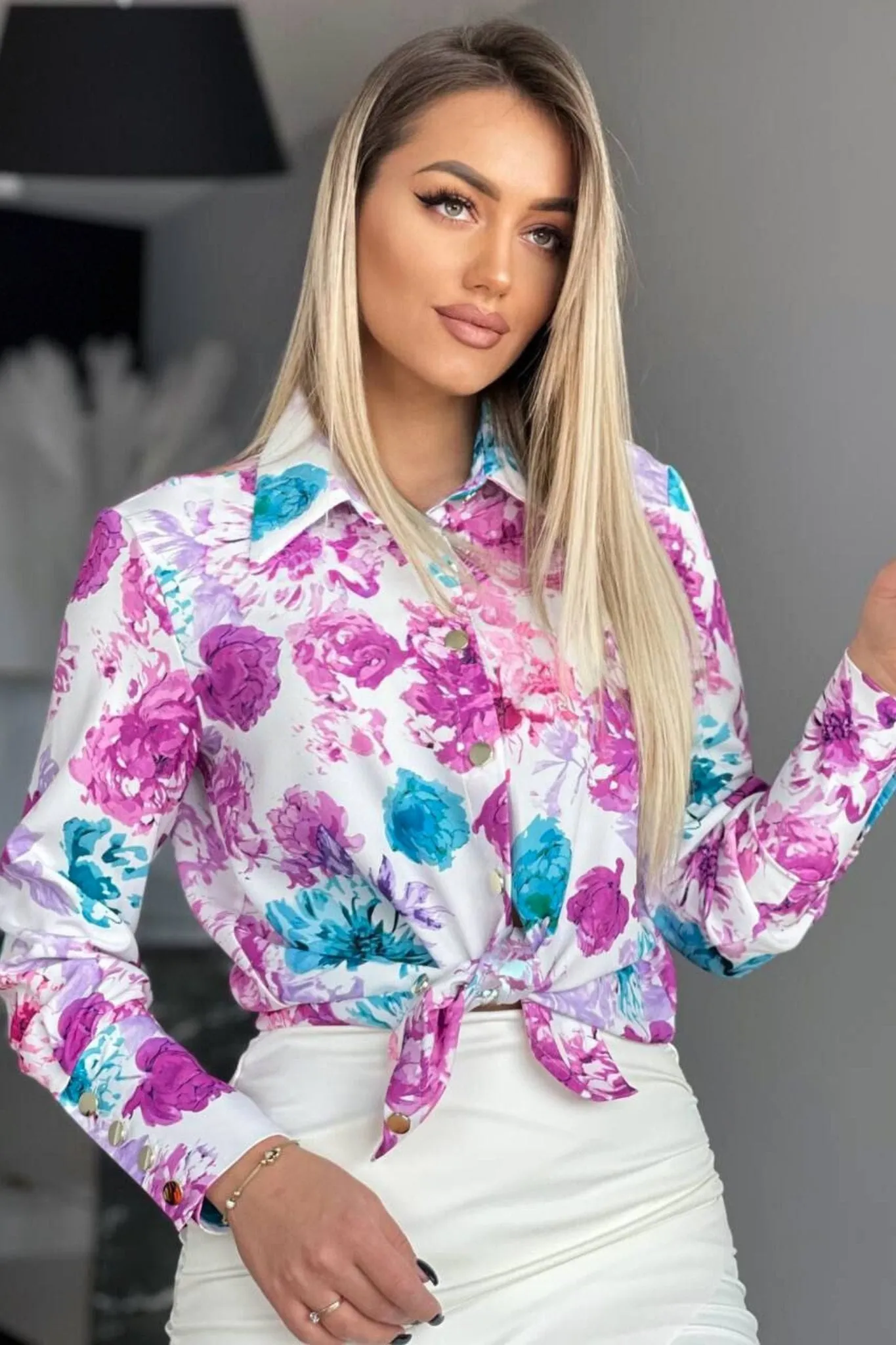 Camicia elegante bianca a fantasia floreale a turchese magenta viola con bottoni dorati