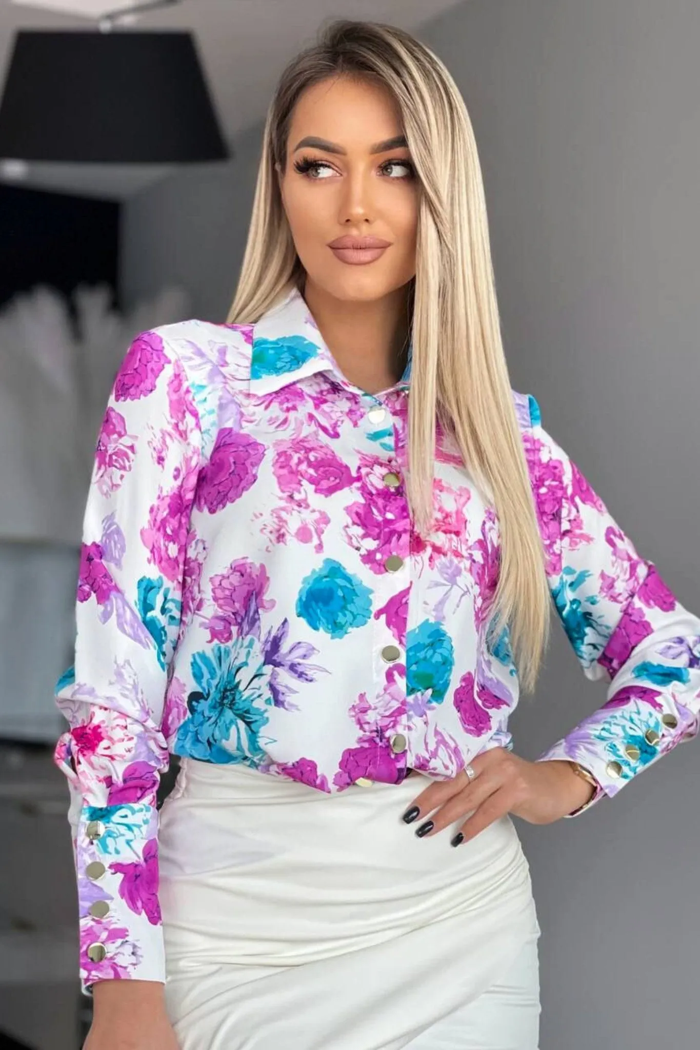 Camicia elegante bianca a fantasia floreale a turchese magenta viola con bottoni dorati